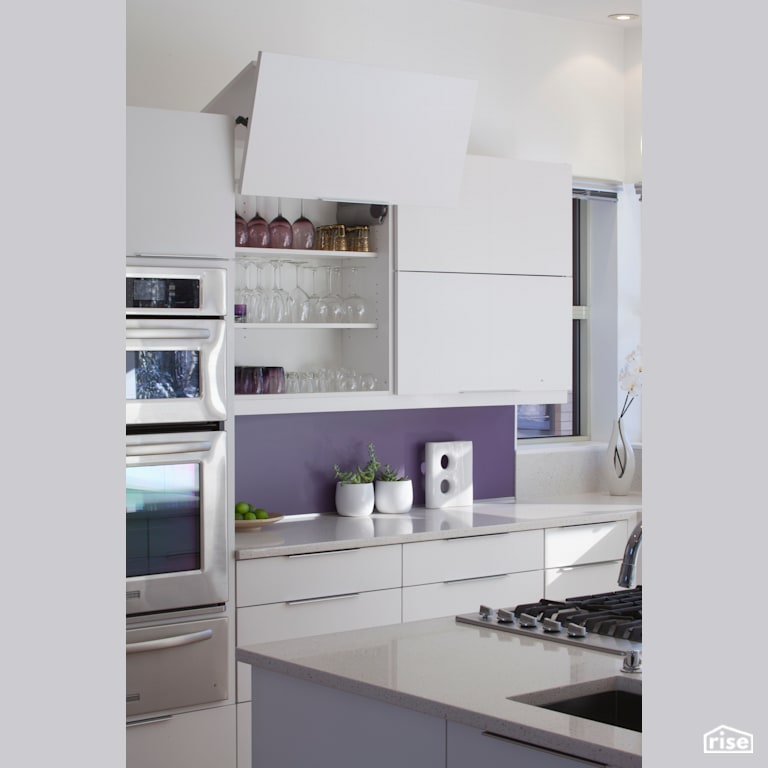 White Kitchen with Gas Cooktop by Filo Plus