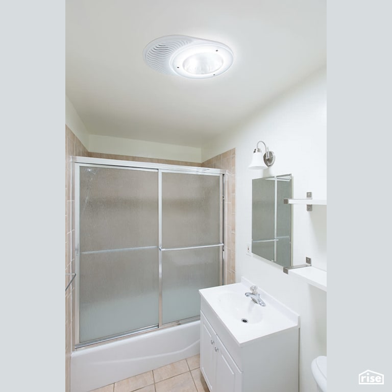 Bathroom with vent kit with Tubular Skylight by Solatube International, Inc.