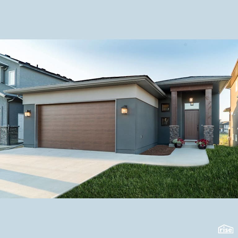 Spray cork bungalow with Accent Outdoor Lighting by Vipeq Canada