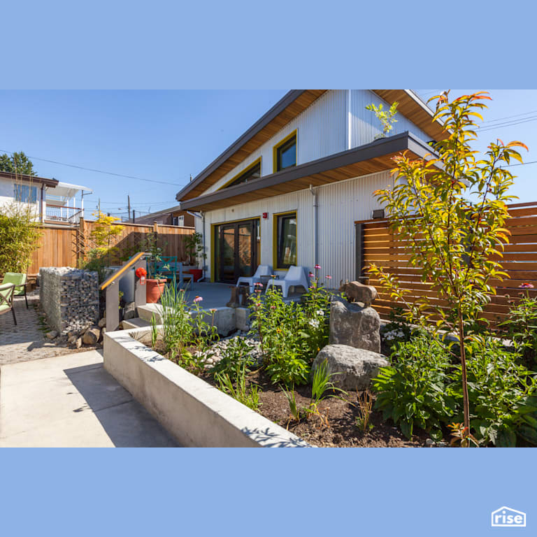 Worthington back garden and patio with Aluminum Siding by Lanefab Design/Build