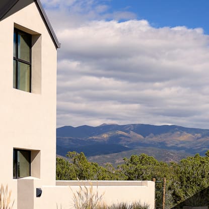  A Minimalist Farmhouse in Santa Fe Goes "Deep Green" with Net-Zero with LEED 