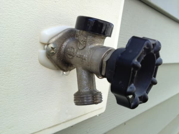 Your standard old outdoor faucet.