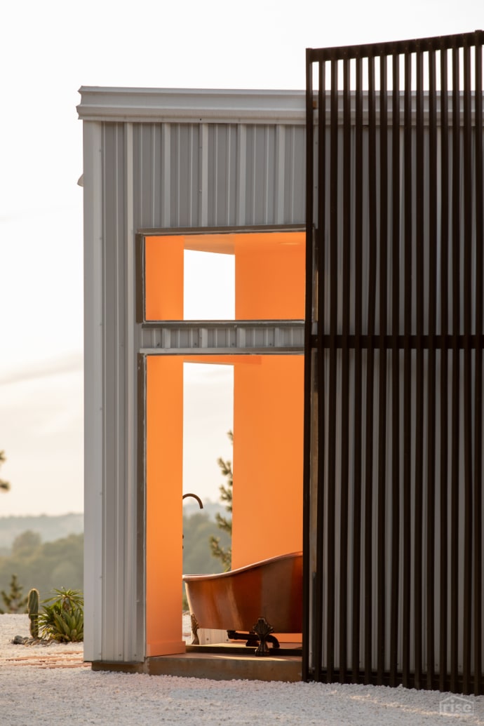 BoxFactoryExteriorTubRoom_bwoolr