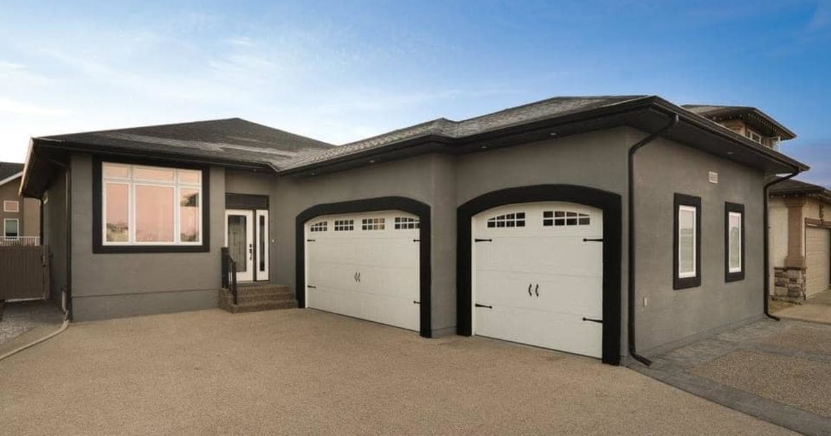 Rise Spray cork house with double car garage with Spray Cork by Vipeq
